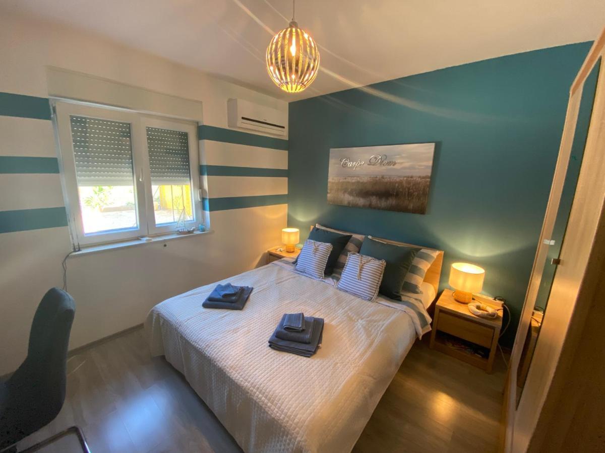 Spacious Apartment Close To The Sea In Kastel Luksic Kastela Exterior photo