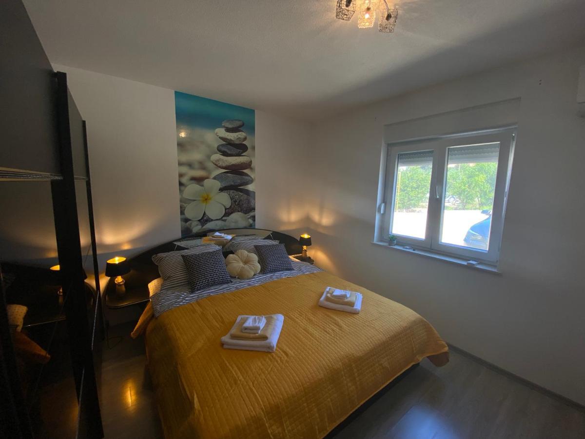 Spacious Apartment Close To The Sea In Kastel Luksic Kastela Exterior photo