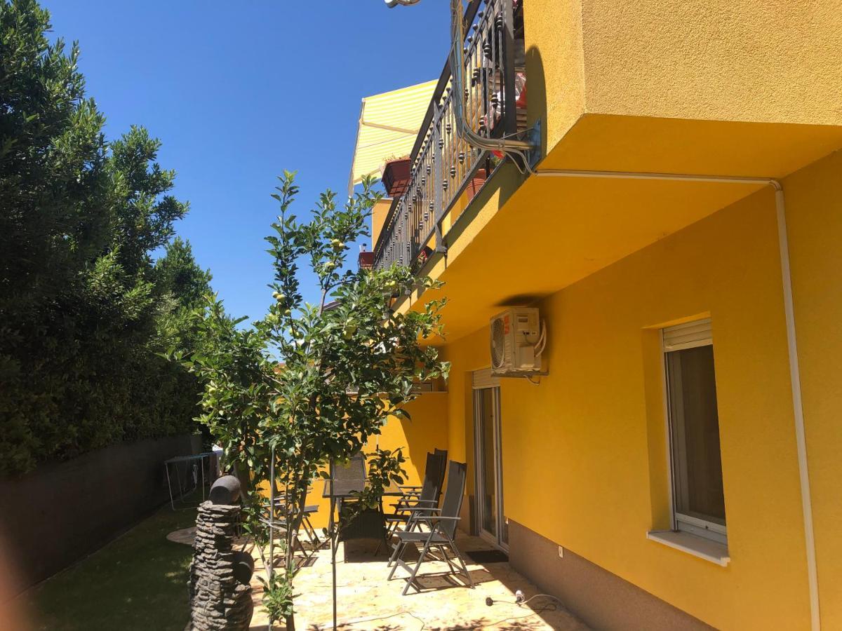 Spacious Apartment Close To The Sea In Kastel Luksic Kastela Exterior photo