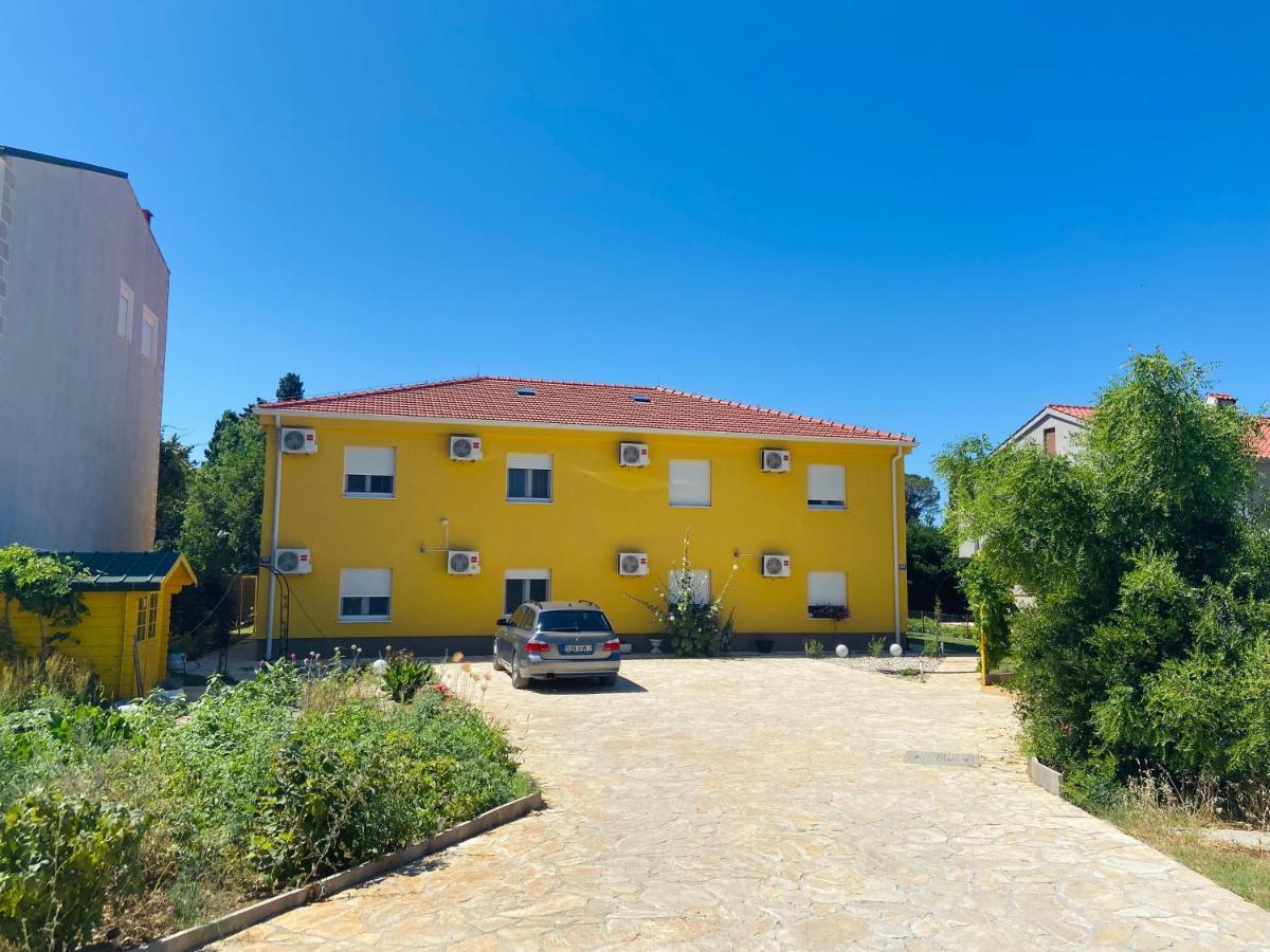 Spacious Apartment Close To The Sea In Kastel Luksic Kastela Exterior photo