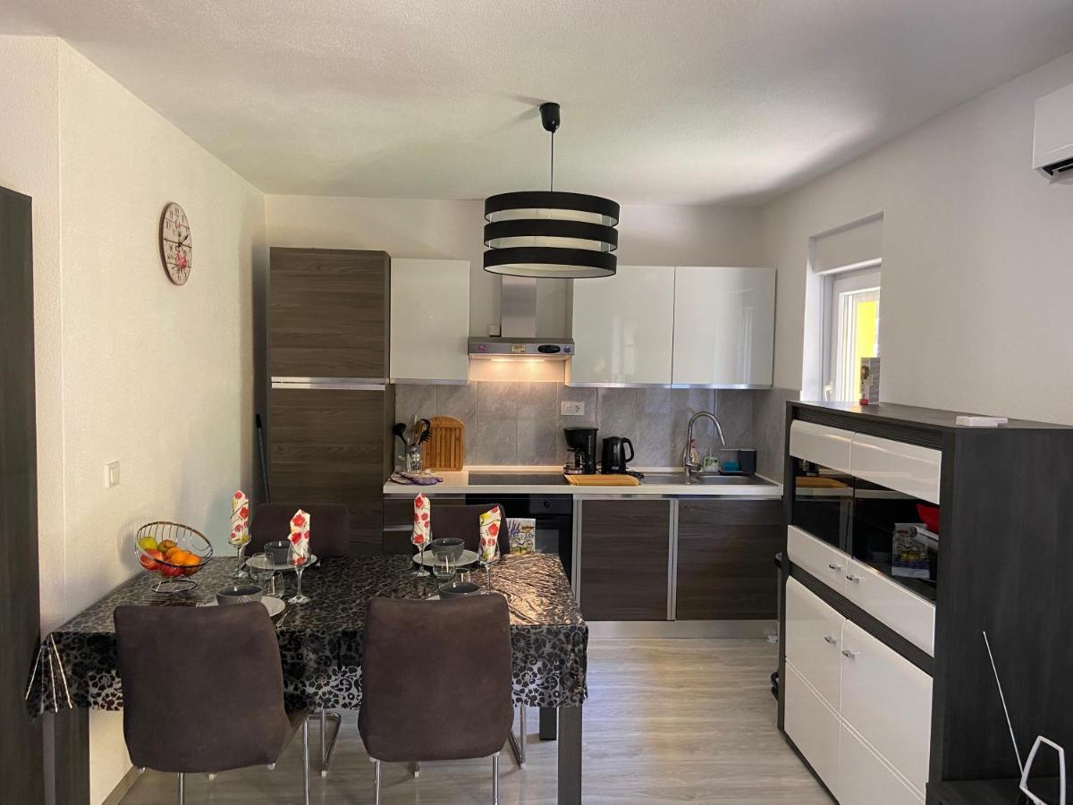 Spacious Apartment Close To The Sea In Kastel Luksic Kastela Exterior photo