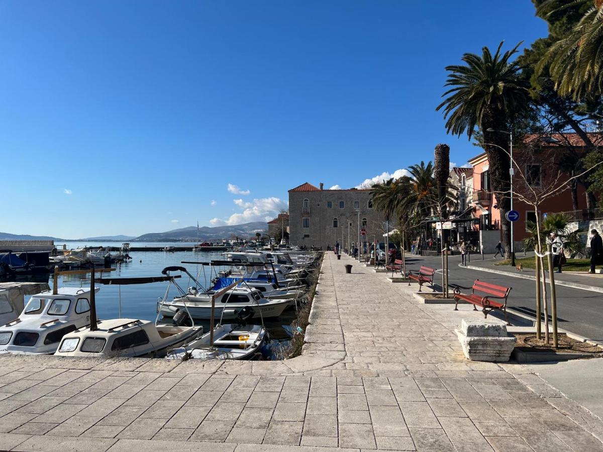 Spacious Apartment Close To The Sea In Kastel Luksic Kastela Exterior photo