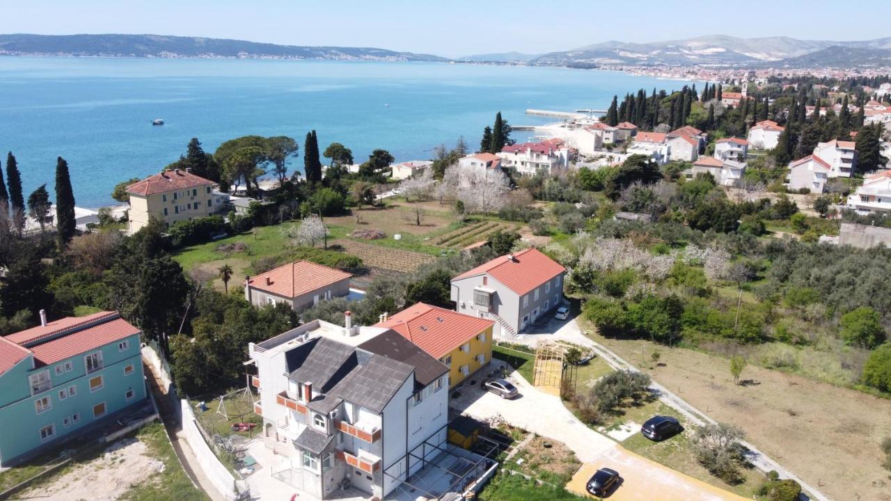 Spacious Apartment Close To The Sea In Kastel Luksic Kastela Exterior photo