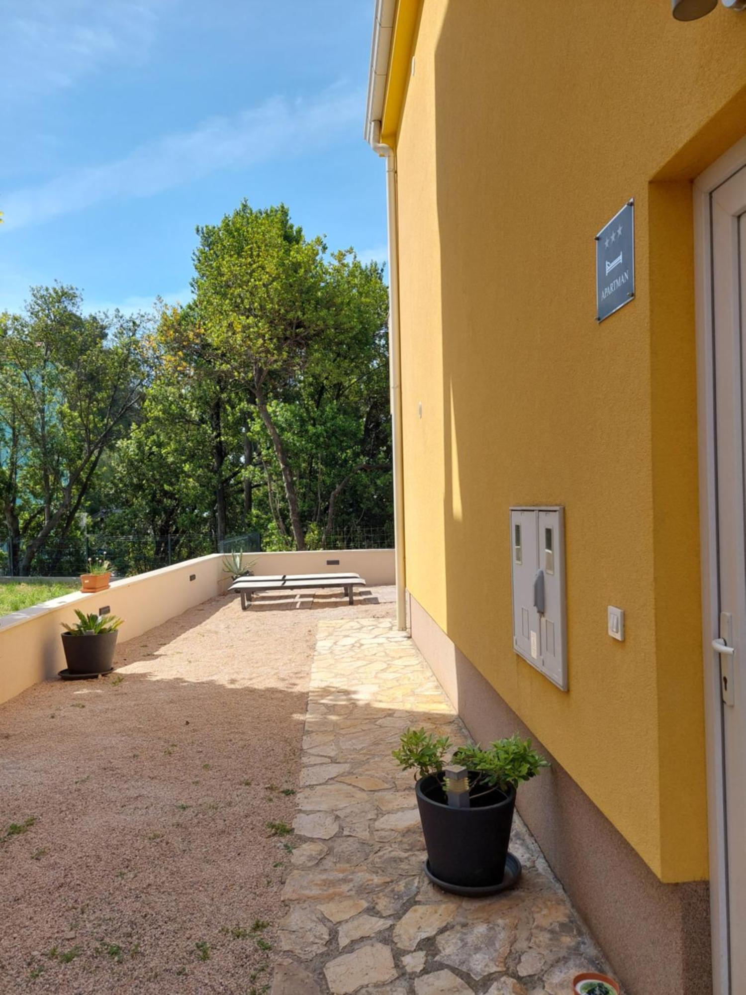 Spacious Apartment Close To The Sea In Kastel Luksic Kastela Exterior photo