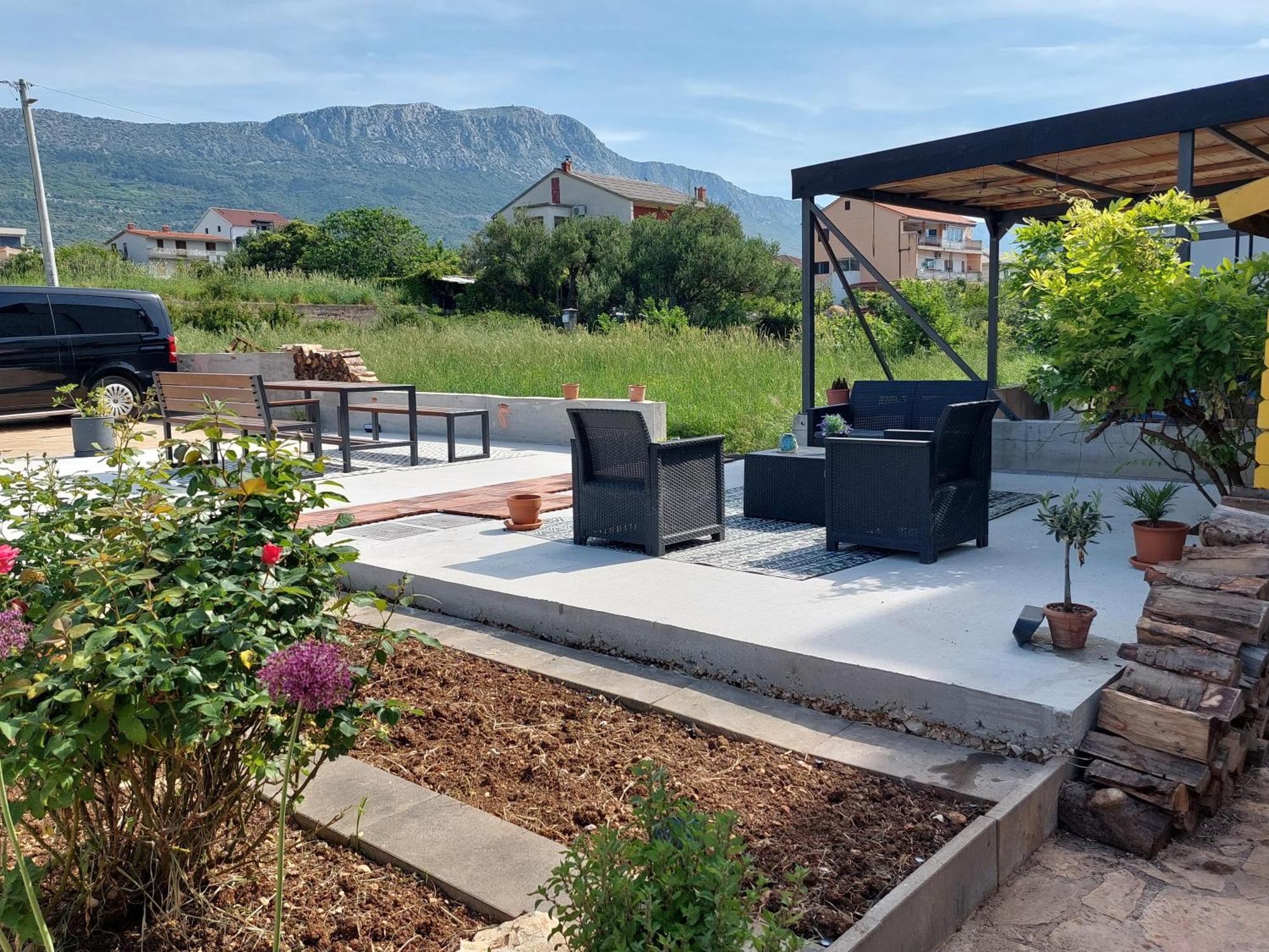 Spacious Apartment Close To The Sea In Kastel Luksic Kastela Exterior photo