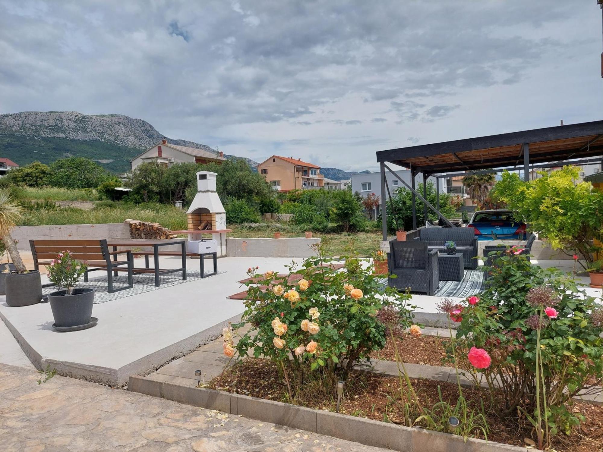 Spacious Apartment Close To The Sea In Kastel Luksic Kastela Exterior photo
